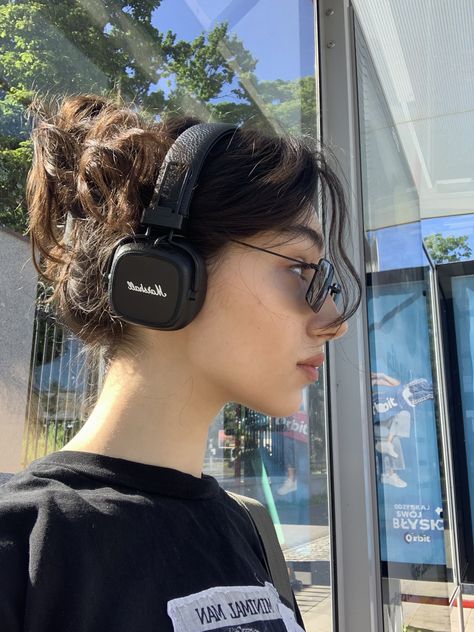 90s Headphones Aesthetic, Marshall’s Headphones, Marshall Major Iv Aesthetic, Marshall Headphones Outfit, Marshall Headphones Aesthetic, Marshall Headphone, Girl Wearing Headphones, Marshall Major Iv, Marshall Headphones