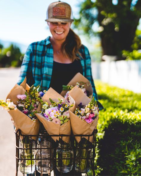 Flower Farm Homestead, Flower Farm Greenhouse, Urban Flower Farm, Flower Farm Inspiration, Flower Farm For Beginners, Start A Flower Farm, Flower Farm Business Plan, Cut Flower Garden Bouquet, Flower Farming Business Plan