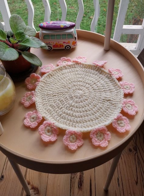 Pattern : crochet with mahum Crochet With Mahum, Flower Places, Flower Table, Crochet Things, Table Flowers, Table Mat, Crochet Flower, Pattern Crochet, Table Mats