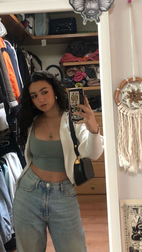 Outfits For Girls With Big Chest, Cropped Cardigan Outfit Aesthetic, Medium Body Type Outfits, Chubby Style Summer, Cropped Cardigan Outfit, Cardigan Outfit Aesthetic, Chubby Style, Downtown Outfits, Casual College Outfits