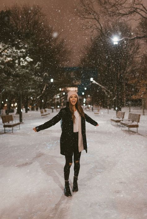 Winter in New York City ❄️🌃✨ #puravidabracelets #winter #winterwonderland #newyorkcity #newyork https://www.puravidabracelets.com/ Mode Au Ski, New York Winter Outfit, Dressy Winter, Winter Outfits Snow, Snow Photoshoot, Outfits Cold, New York Winter, New York Outfits, Winter Instagram