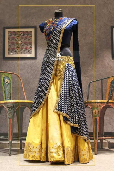 bride who Style Lehenga Dupatta, Bridal Dupatta Setting, Dupatta Draping Style, Lehenga Dupatta Draping Style, Asopalav Ahmedabad, Dupatta Setting, Bridesmaids Lehenga, Dupatta Draping, Draping Styles