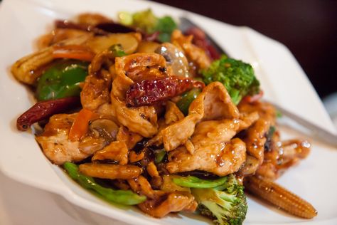 Sliced chicken and vegetables with spicy Hunan sauce, Lan Sheng ... Hunan Chicken Recipe, Hunan Chicken, Chicken Prep, Szechuan Recipes, Szechuan Chicken, Dark Soy Sauce, Hot Spices, Asian Inspired Recipes, Asian Flavors