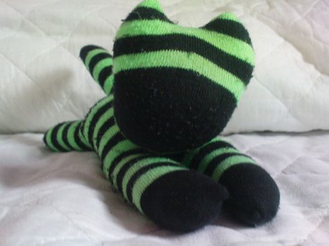 Sock Cat to go with my collection of sock monkeys! Sock Snake, Sock Plushies, Sock Cat, Gf Gifts, How To Make Socks, Goth Dolls, Cat Plushie, Sock Puppet, Soft Toys Making