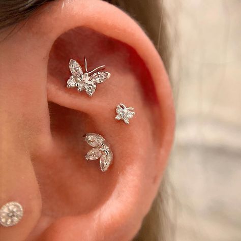 Multiple Ear Piercings, Cute Ear Piercings, Ear Piercings Cartilage, Maria Tash, Flower Ear, Conch Piercing, Dangly Earrings, Flower Earrings Studs, Flower Studs