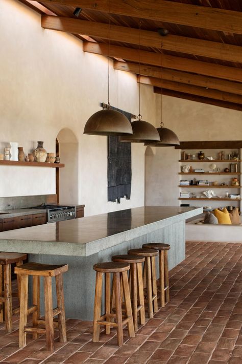 The Range Byron Bay, between Australian lifestyle and Spanish-inspired finca Pueblo Interior Design, Pueblo Revival, Interior Design Minimalist, Mexico House, Southwest Design, Vogue Australia, Kitchen Inspo, Style At Home, House Tour