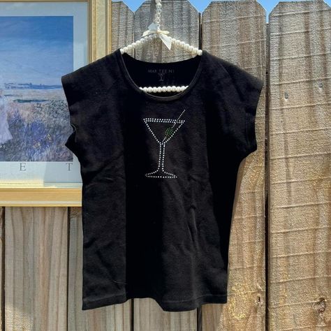 BLACK VINTAGE RHINESTONE STUDDED OLIVE MARTINI BABY TEE Super cute vintage black baby tee with a bedazzled rhinestone studded martini glass with an olive on the front In great condition Fabric is stretchy and soft! Size medium About 21” from top to bottom About 15” from pit to pit #vintage #retro #y2k #streetwear #90s #80s #babytee #tshirt #martini #olives #olive #club #clubbing #nightout #90sfashion #90saesthetic #y2kfashion #rhinestone #studded #sparkly #2000s #smallbusiness #explor... Bedazzled Top Diy, Bedazzled Top, Olive Martini, Martini Olives, Top Diy, 90’s Aesthetic, Streetwear 90s, Black Baby, 90s 80s