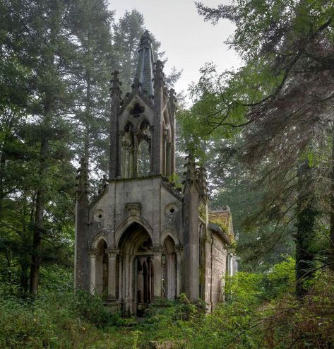 Desert Places, Abandoned Churches, Church Aesthetic, Villa Di Lusso, Beautiful Ruins, Gothic Buildings, Abandoned Church, Medieval Aesthetic, Gothic Church