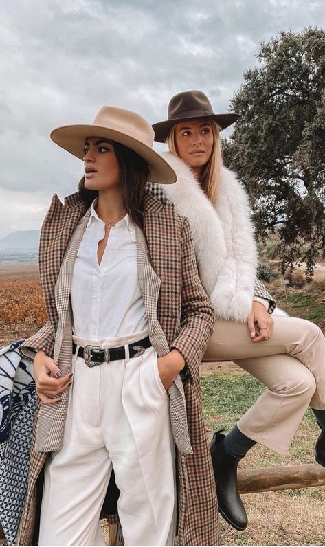 Breckenridge Fall Outfit, Ranch Chic Outfit, Winter Winery Fashion, Outfit Campo, Countryside Outfit, Fedora Hat Outfits, Wineries Outfit, Cottagecore Outfits, Stylish Winter Outfits