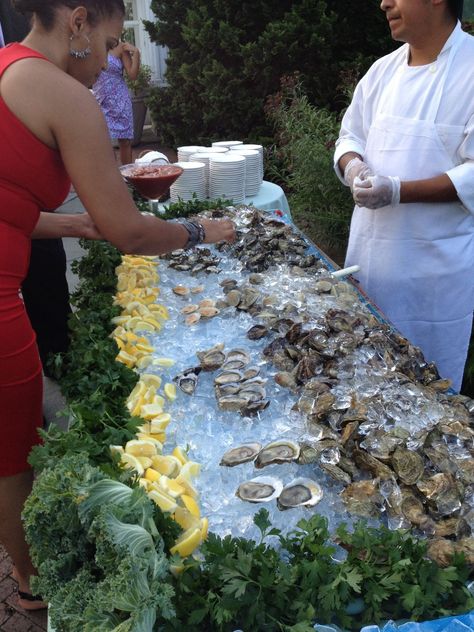 Oyster Display, Lobster Wedding, Bbq Inspiration, Appetizers Seafood, Wedding Food Catering, Thomas Party, Seafood Bar, Seafood Party, Feasting Table