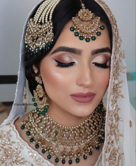 Simple Desi Bridal Makeup, Eye Makeup On White Lehenga, Makeup Look For White Lehenga, Heavy Makeup Look Wedding, Desi Makeup Looks Pink, Indian Bridal Eyeshadow Looks, Engagement Makeup Indian, Bridal Makeup For White Lehenga, Hooded Eye Bridal Makeup Indian