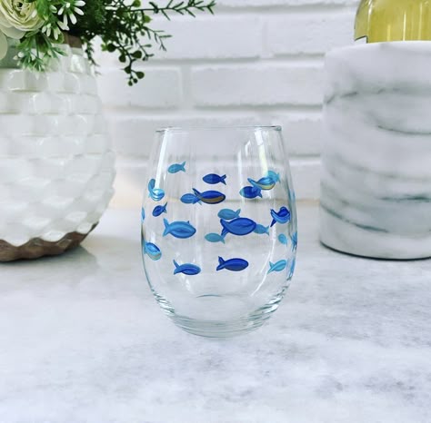 Hand Painted Wine Glasses Diy, Diy Wine Glasses Painted, Wine And Paint Night, Wine Glass Designs, Painted Glass Vases, Diy Wine Glasses, Hand Painted Glassware, Glass Painting Designs, Hand Painted Glasses