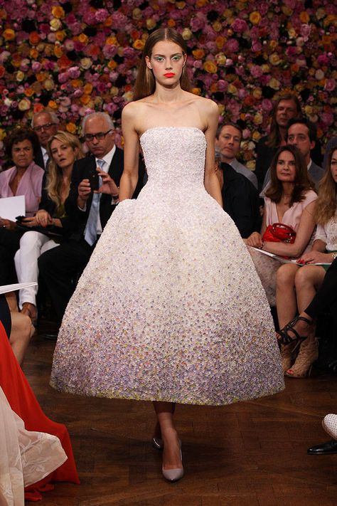 Miss Dior is celebrated with a new exhibition at the Grand Palais in Paris Dior Wedding Dresses, White Organza Dress, Haute Couture Wedding Dress, Ellie Saab, Dior Dress, Christian Dior Haute Couture, Dior Haute Couture, Christian Dior Couture, Couture Mode