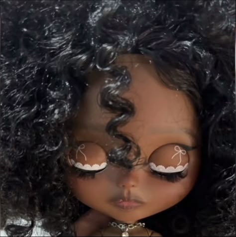 Dark Skin Blythe Doll, Blythe Doll Pfp Brown Skin, Black Doll Aesthetic, Blythe Dolls Black Dark Skin, Blythe Doll Curly Hair, Black Blythe Doll, Black Blythe Dolls, Study Bunny, Wallpaper Profile Picture