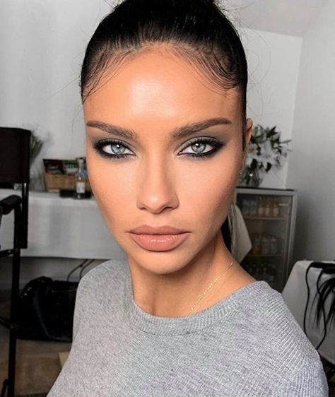 7 Celeb-Approved Ways to Reinvent The Classic Hollywood Glam Makeup Look - Page 5 of 7 - VIVA GLAM MAGAZINE™ Trucco Glam, Makeup Before And After, Glam Makeup Look, I'm With The Band, Hollywood Glam, Makeup Forever, Makeup Goals, Natural Makeup Looks, Adriana Lima