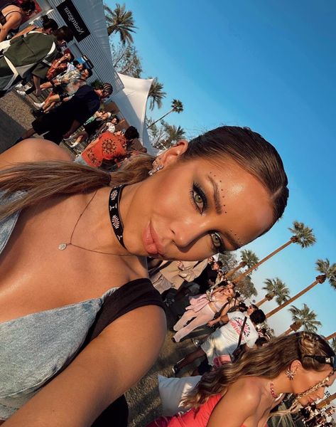 Simple Festival Makeup, Festival Makeup Looks, Rachel Leary, Stunning Makeup Looks, Smokey Eye Easy, Festival Inspo, Face Jewels, Stunning Makeup, Beauty Games