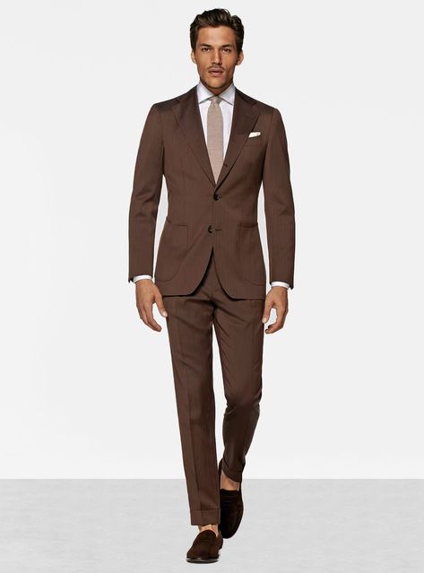 brown suit, white dress shirt, tan tie and brown loafers Brown Wedding Guest Outfit Men, Suit Color Combinations, Wedding Guest Outfit Men, Mens Suit Colors, Fitted White Shirt, Shirt And Tie Combinations, Charcoal Gray Suit, Brown Suit, Shirt And Tie