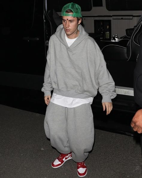 Baggy Sweatpants Outfit, Bloke Core, Justin Bieber Outfits, Justin Bieber Style, Timberland Outfits, Justin Hailey, Skate Street, Baggy Sweatpants, West Hollywood California