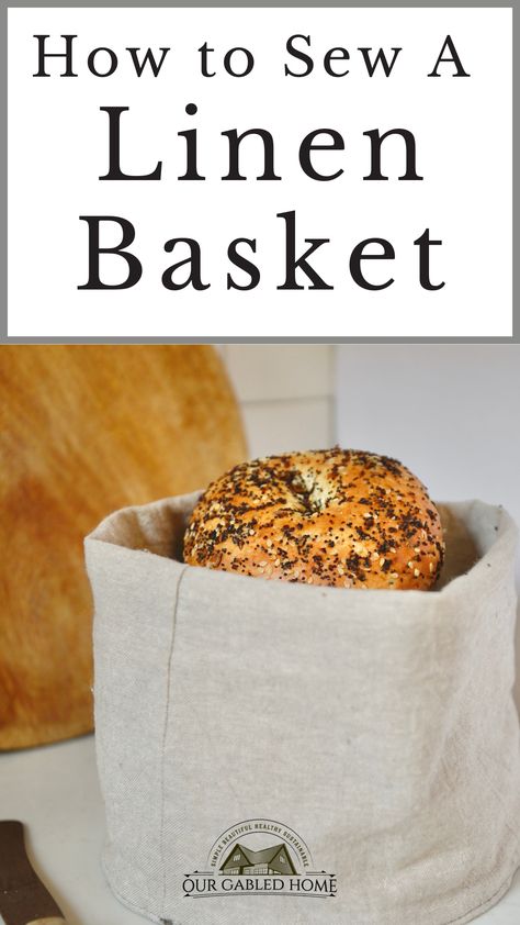 You can never have enough of these cute linen baskets: for your bread, your latest knitting project, kitchen tools, or nic-nacs. This step-by-step tutorial teaches you exactly how to make them. Handmade Baskets Diy, Onion Bag Diy, Bread Basket Diy, Linen Sewing Projects, Diy Fabric Bread Basket, Sewing Bread Basket, Bread Basket Liner Pattern, Fabric Bread Basket, Waxed Linen Baskets