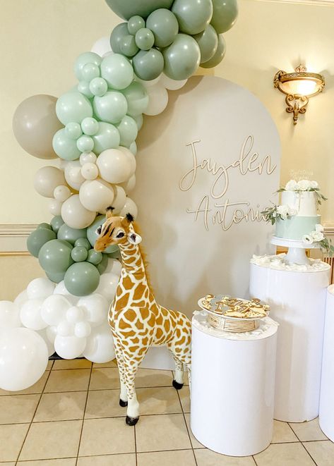 Christening Themes, Christening Balloons, Christening Decorations, Classy Baby Shower, 1st Birthday Balloons, Giraffe Birthday, Safari Theme Birthday, Baby Boy Christening, Christening Party