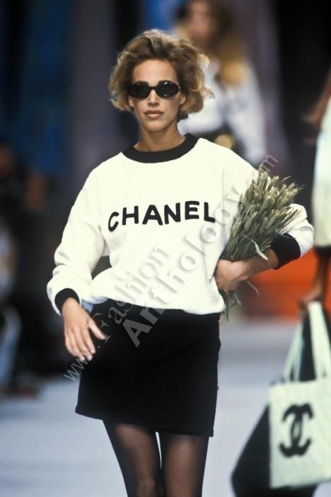 Chanel Style Jacket, Coco Chanel Fashion, Chanel Runway, 90s Runway Fashion, Runway Fashion Couture, Original Supermodels, Mode Chanel, Chanel Couture, Christy Turlington