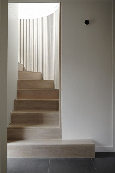 Minimalism Living, Round Stairs, Interior Design Minimalist, Interior Staircase, Escalier Design, Basement Stairs, Wooden Stairs, Interior Stairs, House Stairs