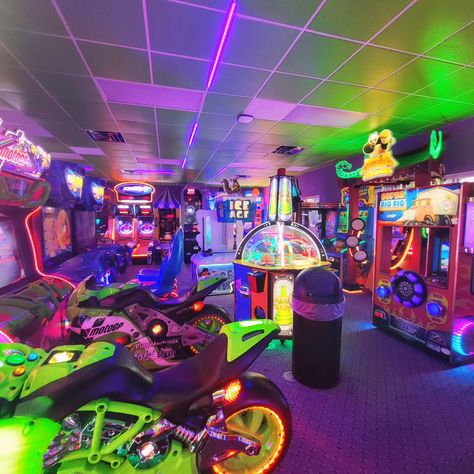 W day of going to the arcade and seeing crocodiles In Home Arcade Game Rooms, Arcade Room Aesthetic, Arcade Room In House, Indoor Arcade, Place Reference, 90s Arcade, Arcade Aesthetic, Home Arcade, Mars Colony