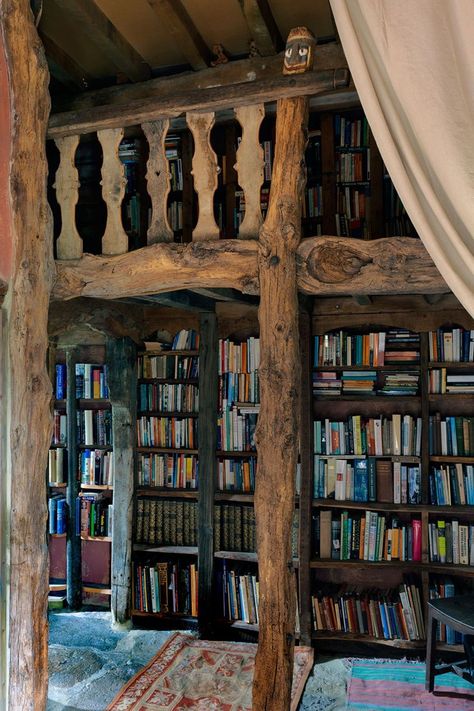 Bookshelf Ideas Living Room, Shelves Library, Modern Rustic Farmhouse, Oak Bookcase, Interior Design Rustic, Oak Shelves, Cosy Living Room, Country Interior, Brown Furniture