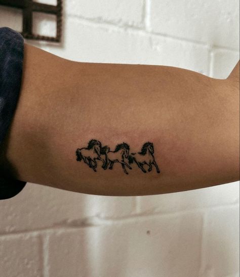 Small Horse Tattoo, Cowgirl Tattoos, Cowboy Tattoos, Country Tattoos, Western Tattoos, Handpoke Tattoo, 4 Tattoo, Petite Tattoos, Stylist Tattoos