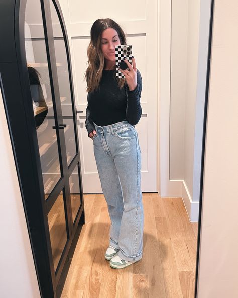 Jen Reed Sister Studio Outfits, Relaxed Jeans Outfit Winter, How To Style Relaxed Jeans, Long Baggy Jeans Outfit, Straight Mom Jeans Outfit, Relaxed Fit Jeans Outfit, Christian Concert Outfit Winter, High Rise Mom Jeans Outfit, Relaxed Fit Jeans Women Outfits