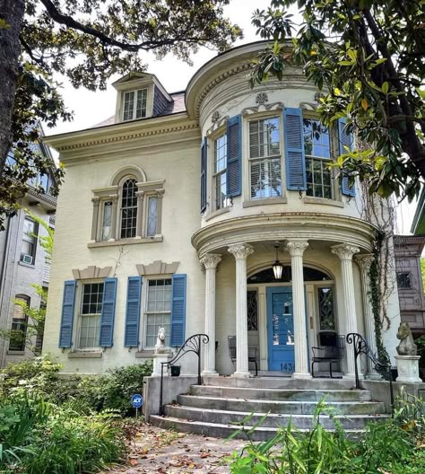 1901 Georgian Revival in Old Louisville, Kentucky 📸 cincinnati_revealed Regency Era House Exterior, Georgian Colonial House Exterior, Georgian House, Georgian Colonial House, Victorian Second Empire House, Louisiana Victorian Homes, Georgian Revival Homes, American Gothic Revival Architecture, Old Louisville Kentucky