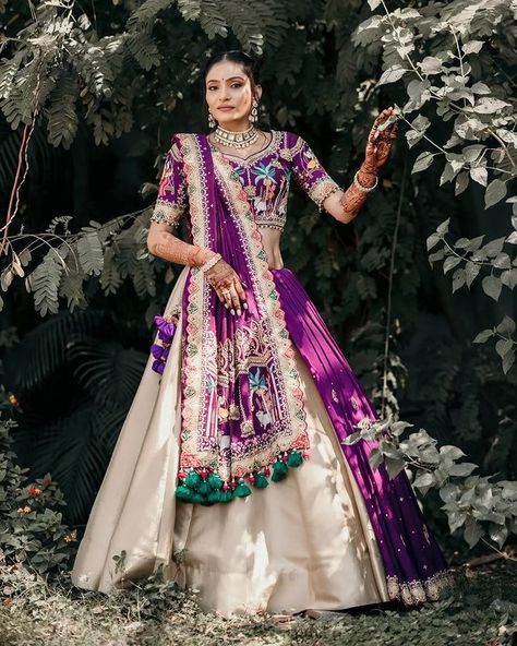 Grah Shanti Outfit Bride, Marriage Garba Chaniya Choli, Hand Work Lengha Design, Traditional Chaniya Choli For Wedding, Bandhani Choli Designs, Dandiya Night Outfits For Wedding, Mandap Muhurat Outfit For Bride Gujarati, Designer Chaniya Choli Blouse Patterns, Lenga Design Latest