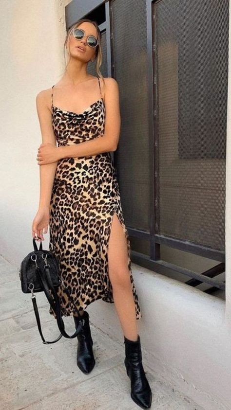 Animal print is here to stay, and these 10 pictures are proof that it's not too late to venture to the wild side. #animalprint #animal #print #dress #holidays Printed Dress Outfit, Long Sleeve Playsuit, Leopard Print Outfits, Animal Print Maxi Dresses, Looks Country, British Fashion Awards, Leopard Dress, Looks Chic, Animal Print Dresses