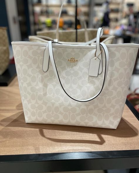 Coach Big Bags, Coach Bag Big, Big Coach Bag, Coach Tote Bag Outfit, White Coach Bag, Tote Bag Outfit, Pretty Tote Bags, Coach Tote Bag, Luxury Bags Collection