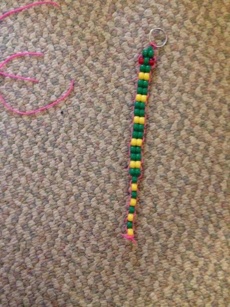 Easy for Kids Pony Bead Snake! : 4 Steps Pony Bead Snake, Bead Snake, Pony Bead Animals, Snake Crafts, Pony Bead Projects, Braided Friendship Bracelets, Friendship Bracelets Easy, Pony Bead Crafts, Stem Crafts