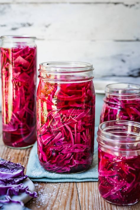 Purple Cabbage Recipes, Quick Pickle Recipe, Pickled Vegetables Recipe, Pickled Red Cabbage, Red Cabbage Recipes, Salad Vegetarian, Quick Pickled, Pickled Cabbage, Pickled Carrots