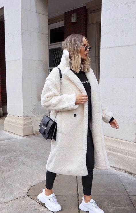 Teddy Jacket Outfit, Teddy Coat Outfit, Coat Outfit Casual, Winter Mode Outfits, Winter Fashion Outfits Casual, Moda Chic, Winter Mode, Autumn Outfits, White Coat