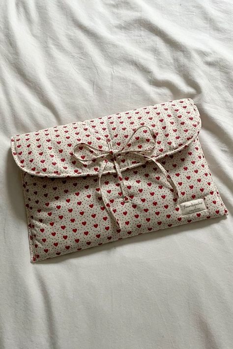 #laptop #cute #foryoupage #bow #minimalist #aesthetic #hearts picture from @fleurdepoche Handmade Laptop Sleeve, Quilt Laptop Sleeve, Laptop Sleeve Sewing Pattern, Diy Laptop Sleeve, Diy Laptop Bag, Handmade Laptop Bag, Diy Sy, Diy Laptop, Cute Sewing Projects