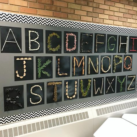 Our natural alphabet wall is complete! We went on a nature walk around our school grounds and I reached out to my Kindergarten families to send in nature items from home to add to our wall! I’m pretty excited with how it turned out! So many textures and colors! ❤️ Kindergarten Alphabet Wall, Regio Classroom, Provocations Reggio, Class Board Decoration, Kindergarten Decor, Nature Alphabet, Nature Classroom, Class Door Decorations, Teacher Swag