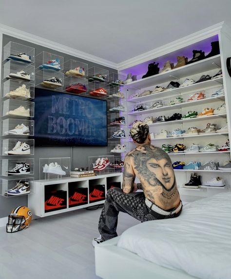 Sneaker Head Bedroom Aesthetic, Sneaker Room Decor Ideas, Bedroom Ideas Sneakerhead, Sneaker Room Aesthetic, Sneaker Room, Room Decor Ideas Sneakerhead, Sneaker Collection Aesthetic Room, Sneakerhead Bedroom, Mens Room Decor