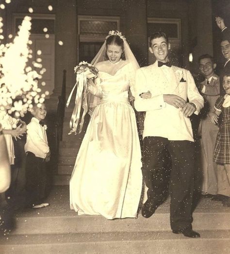 Old Wedding Photos, Disposable Camera Wedding, Old Wedding, 1960s Wedding, Bridal Gowns Vintage, Unconventional Wedding, Double Wedding, Family Photo Album, Wedding Dresses Photos