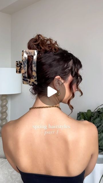 Melissa Frusco on Instagram: "NEW SERIES | spring hairstyles 🌼 pt. 1 claw clip updo   if you have long, thick hair you need to check out @kovessentials !! this is their extra large daily clip and it’s the most secure claw clip i’ve ever used 🙌🏼   #clawclip #clawcliphairstyle #hairstyles #everydayhair #hairstyletutorial #hairtutorial #longhair #curls #waves #wavyhair #curlyhair #curlyhairstyles #longhairstyles #springhair #hairinspo #healthyhair #easyhairstyles #easyhairstylesforgirls #gymhairstyles #workouthairstyles" How To Use A Claw Clip For Long Thick Hair, Claw Clip Curly Hairstyles, Clawclips Hairstyles, Clawclip Hairstyle Long Hair, Curly Hair Claw Clip Hairstyles, Curly Hairstyles With Clips, Hairstyles For Baddies, Claw Clip Curly Hair, Claw Clip Updo