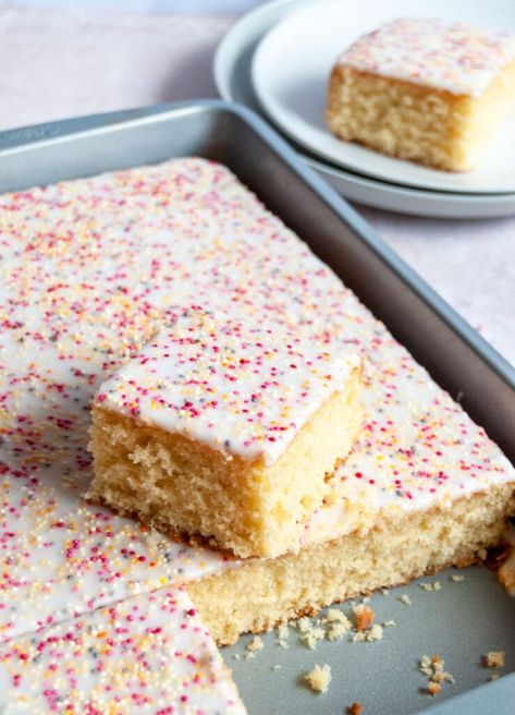 School Sponge Cake Recipe, School Dinner Cake, Kids Baking Ideas, Sprinkle Cake Recipe, School Cake Recipe, Quick Bakes, Groot Koeke, Pie And Chips, School Cakes