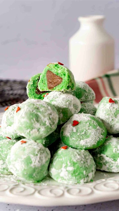 Grinch Cookie, Peppermint Brownie Cookies, Hershey Kiss Cookies, Christmas Cookie Bars, Grinch Cookies, Snowball Cookie Recipe, Grinch Christmas Party, Peppermint Brownies, Kiss Cookies