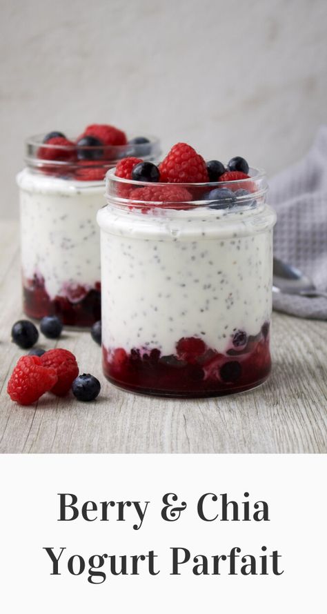 Healthy homemade yogurt parfaits are simple to make and a great meal prep idea! This Berry & Chia Yogurt Parfait is high-protein, low-carb and a great make-ahead breakfast. This recipe can be made with plain yogurt or Greek yogurt, strawberries, blueberries or raspberries. Yogurt Recipes Healthy, Packable Lunches, Chia Yogurt, Chia Parfait, Yogurt Parfait Recipe, Fitness Foods, Greek Yogurt Parfait, Seed Recipes, Parfait Breakfast