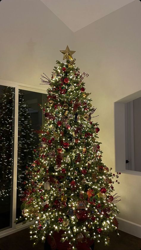 Red And Green Xmas Tree, Classy Red Christmas Tree, Christmas Tree Astetic, Chrismast Vibes Aestethic, Christmas Asthetics Photos, Xmas Tree Aesthetic, Christmas Trees Aesthetic, Different Christmas Tree Ideas, Christmas Ashestic