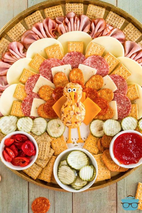 Looking down on a Thanksgiving Turkey Charcuterie Board. Turkey Charcuterie Board Ideas Kids, Thanksgiving Turkey Charcuterie Board, Turkey Shaped Charcuterie Board, Thanksgiving Charcuterie Board Turkey, Charcuterie Turkey, Turkey Cheese Board, Mississippi Pork Chops, Tuna Mac Salad, Chipped Beef Gravy