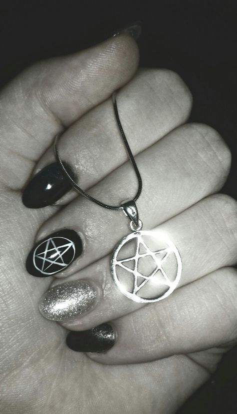 Satanic Nails, Metalhead Nails, Pentagram Nails, Uñas Ideas, Prom Nails, Pretty Acrylic Nails, Nails Inspo, Hair Skin, Black Nails