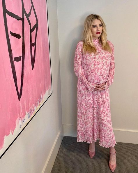 Emma Roberts Pregnant, Emma Roberts Style, Pink Floral Print Dress, Pregnancy Dress, Lady Like, Pregnancy Style, Ralph And Russo, Estilo Chic, Emma Roberts