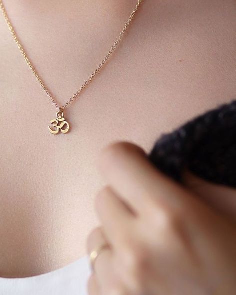 Shiv Lockets Gold, Om Pendant Gold For Women, Gold Pendants For Men, Om Jewelry, Power Of The Universe, Om Necklace, Trendy Jewellery, Minimal Jewellery, Locket Design